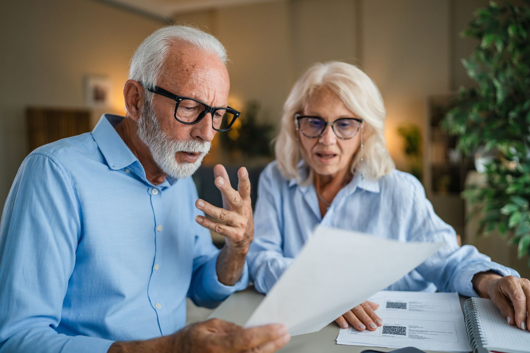 seniors faisant une demande d'aides pour payer le prix d'un accueil de jour en EHPAD
